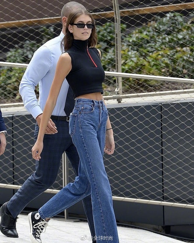 时尚明星#kaiagerber# 米兰时装周外场造型,这是我见过最爱穿匡威的