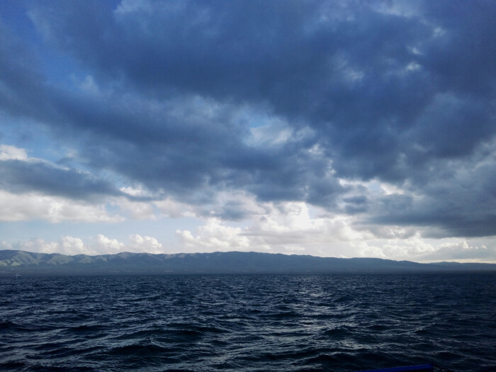 阴天的青海湖