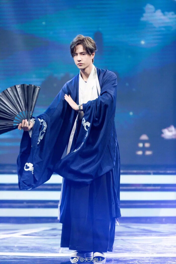 向上#【今晚十点见】#天天赏月宴#少年一舞,可见月色 @uniq-王一博