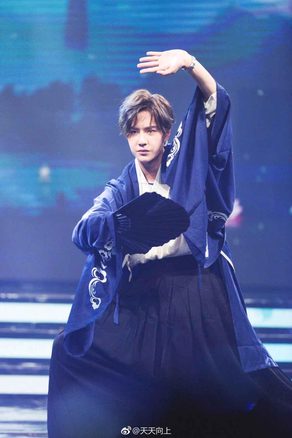 向上#【今晚十点见】#天天赏月宴#少年一舞,可见月色 @uniq-王一博