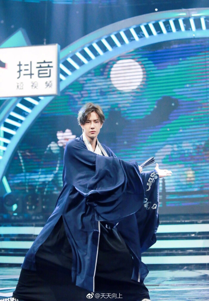 向上#【今晚十点见】#天天赏月宴#少年一舞,可见月色 @uniq-王一博