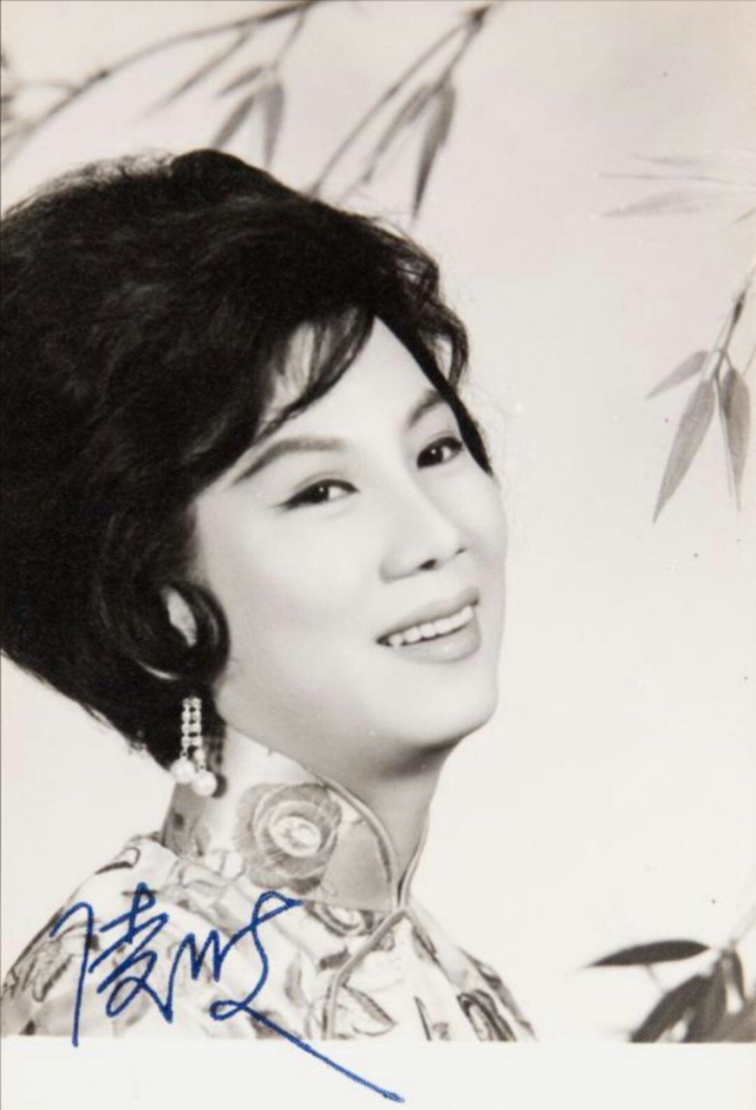 凌波第6届金马奖影后签名照