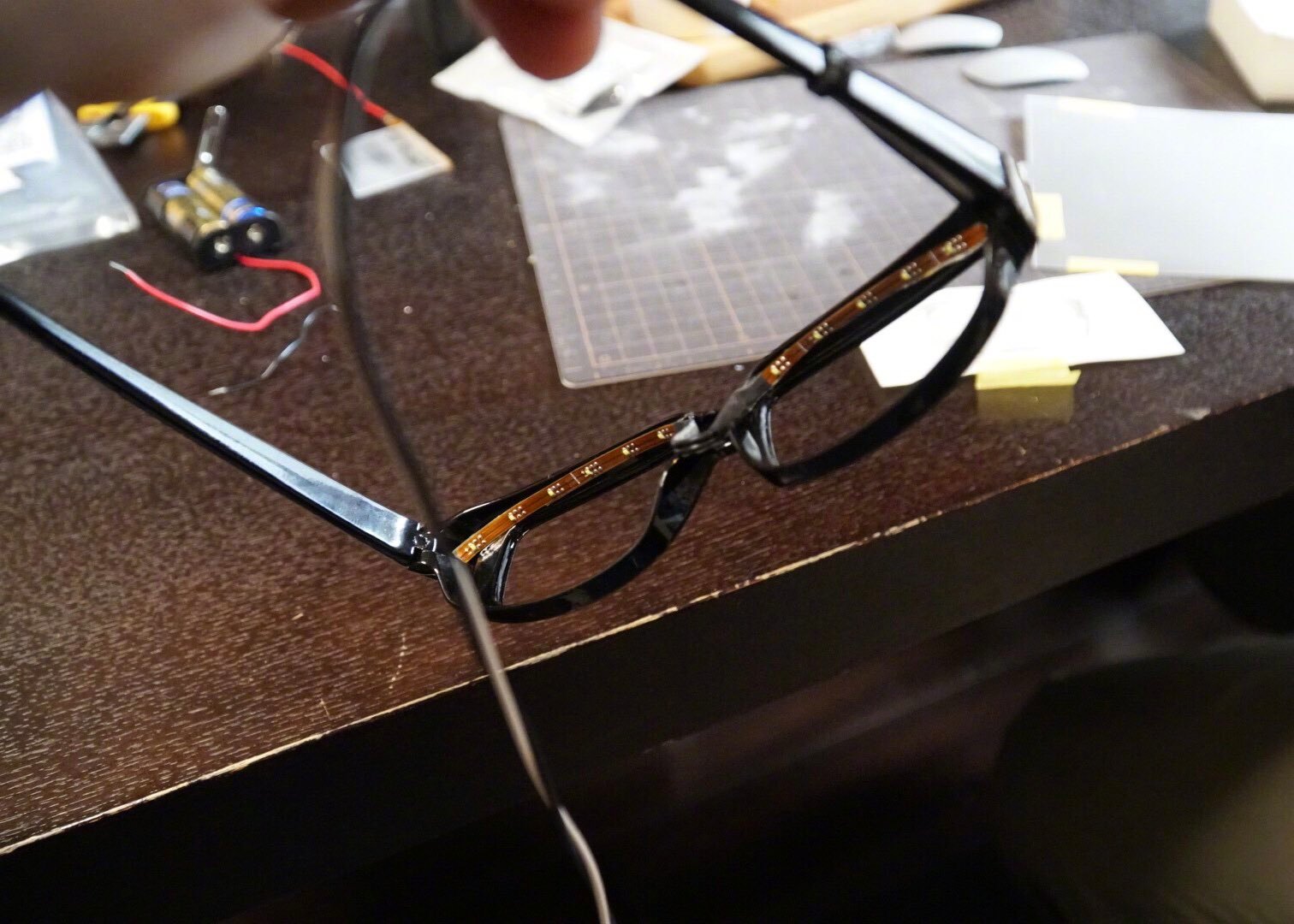 岛国小哥シバタ表示在百元店买的眼镜上加装led就能还原某些动画里的