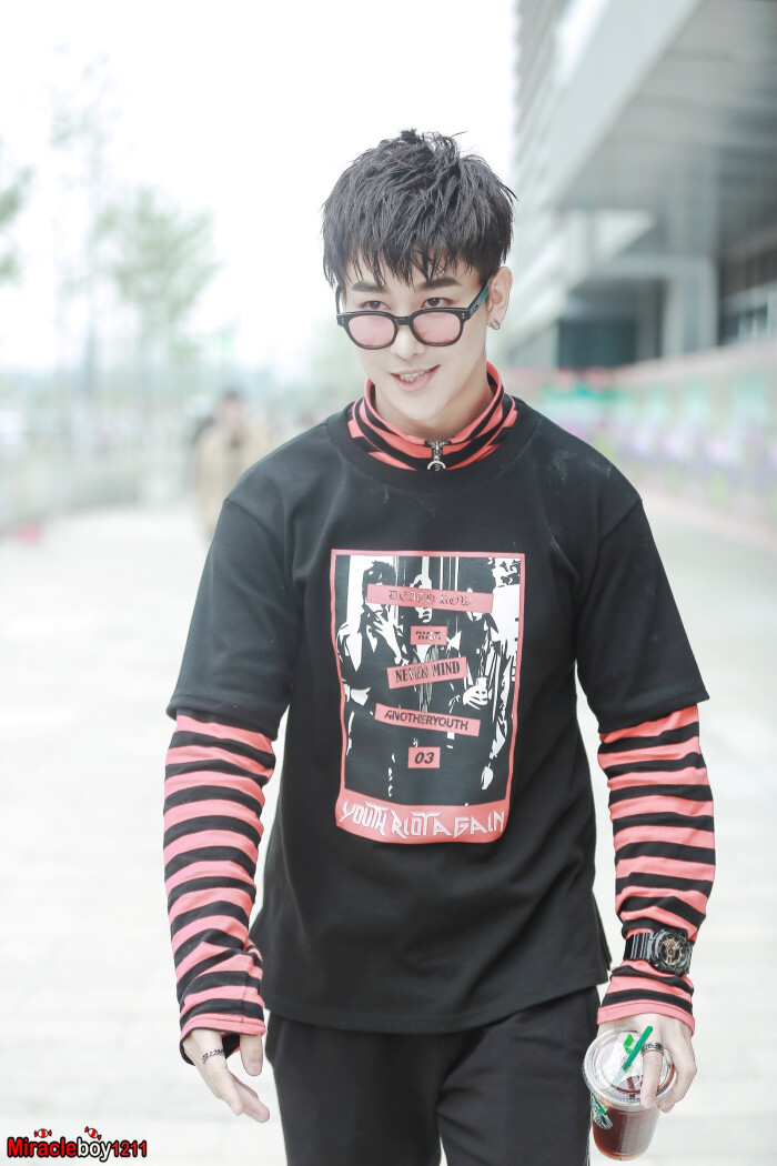 170503 中国有嘻哈海选 #uniq周艺轩# cr:logo