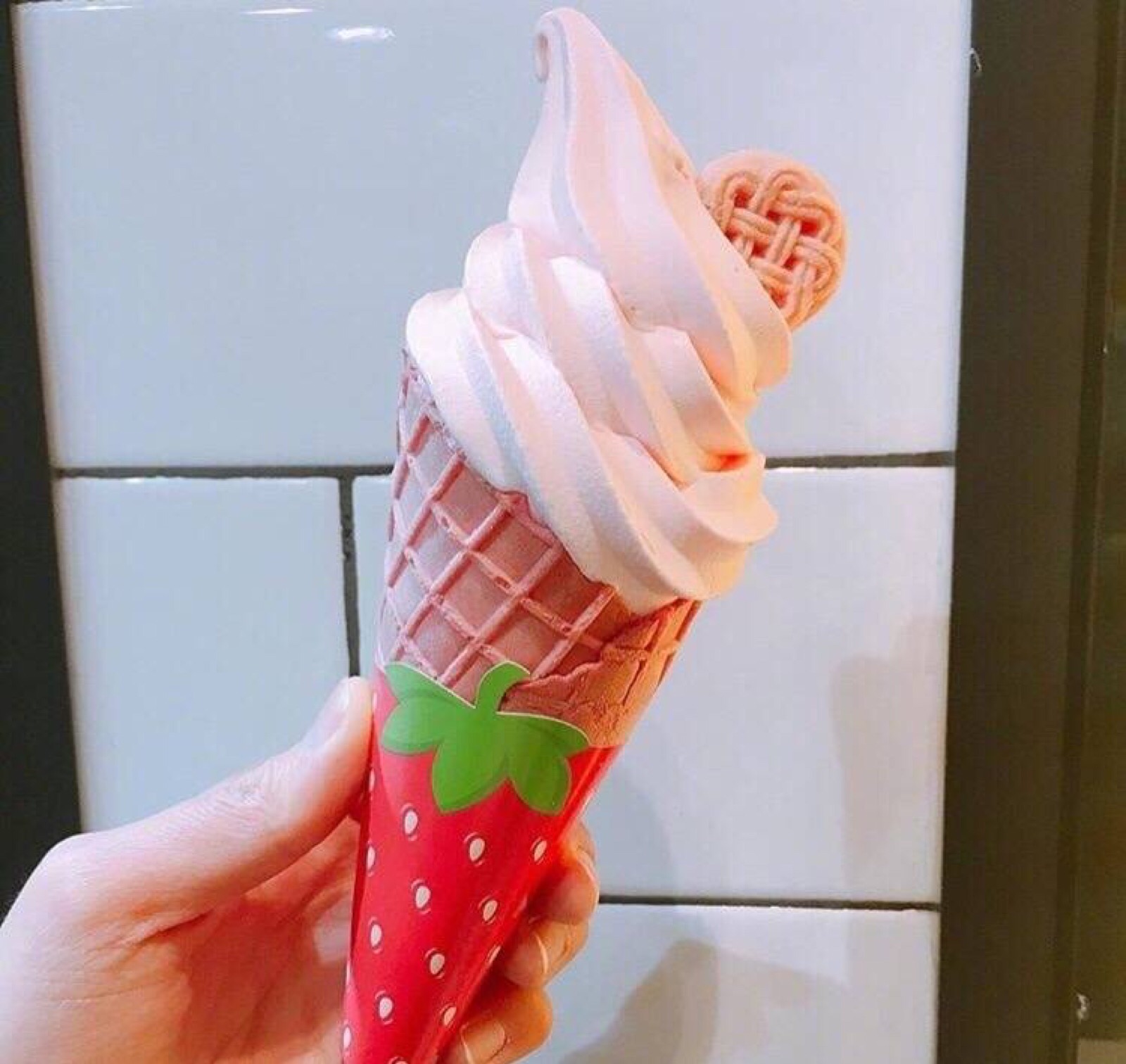 麦当劳草莓甜筒