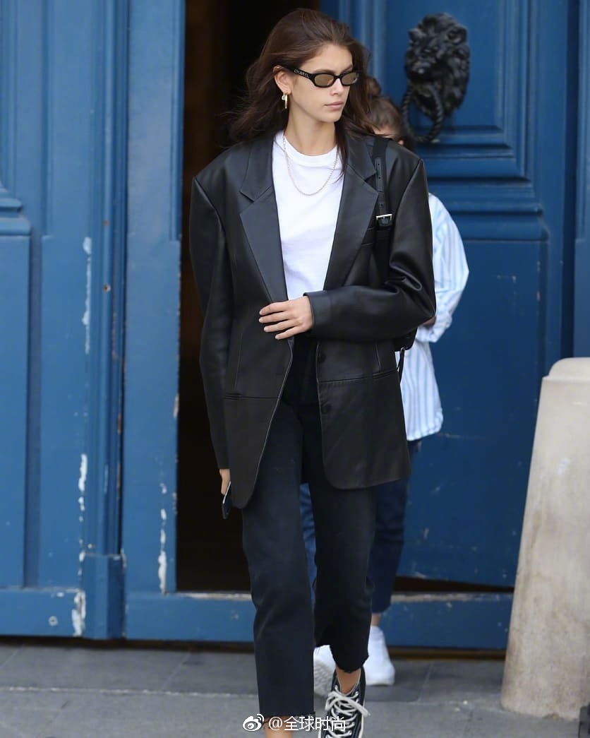 时尚明星#kaiagerber# 日常外出,黑色廓形皮衣演绎男友风,这身look很
