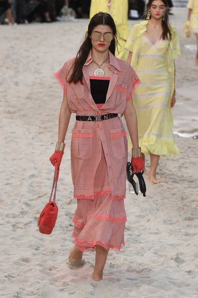 chanel2019春夏高级成衣系列时装秀老佛爷把沙滩海洋搬到了巴黎大皇宫