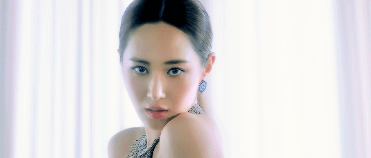 权侑莉 