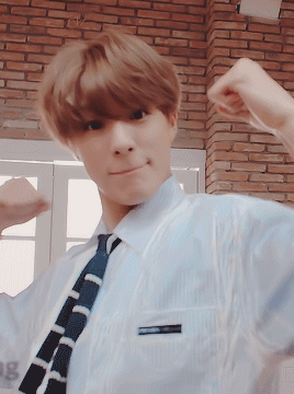 00后李帝努jeno,致命笑眼!会弹吉他的小学霸,跳舞也特别厉害!