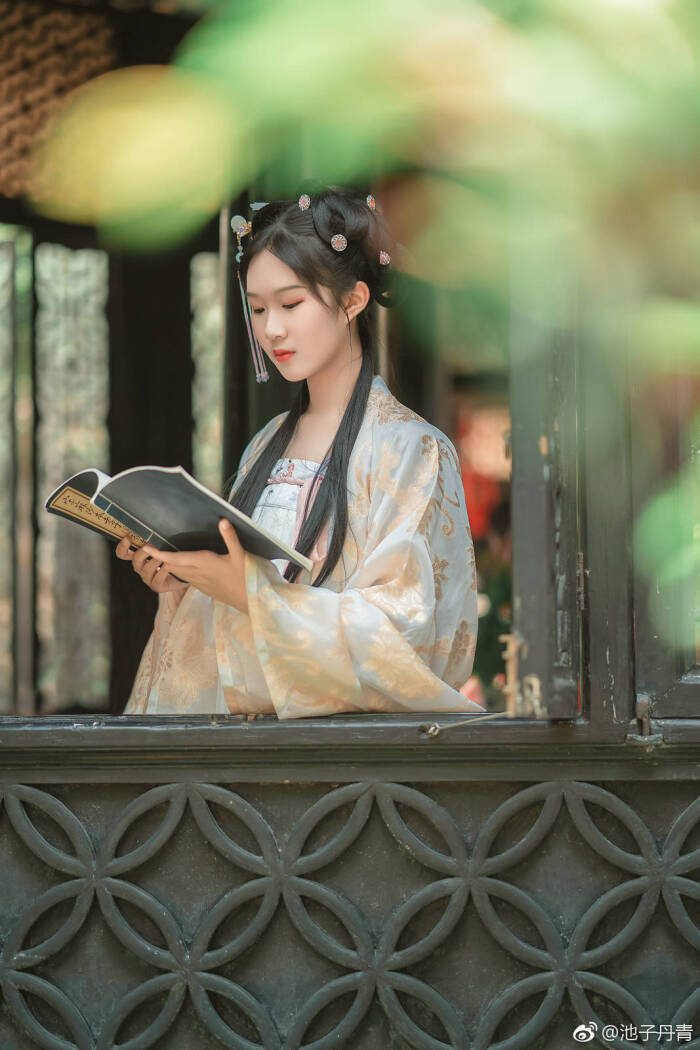 出镜:客户小仙女摄影/后期/妆造:@池子丹青汉服:@绛悠堂汉服 #广州约