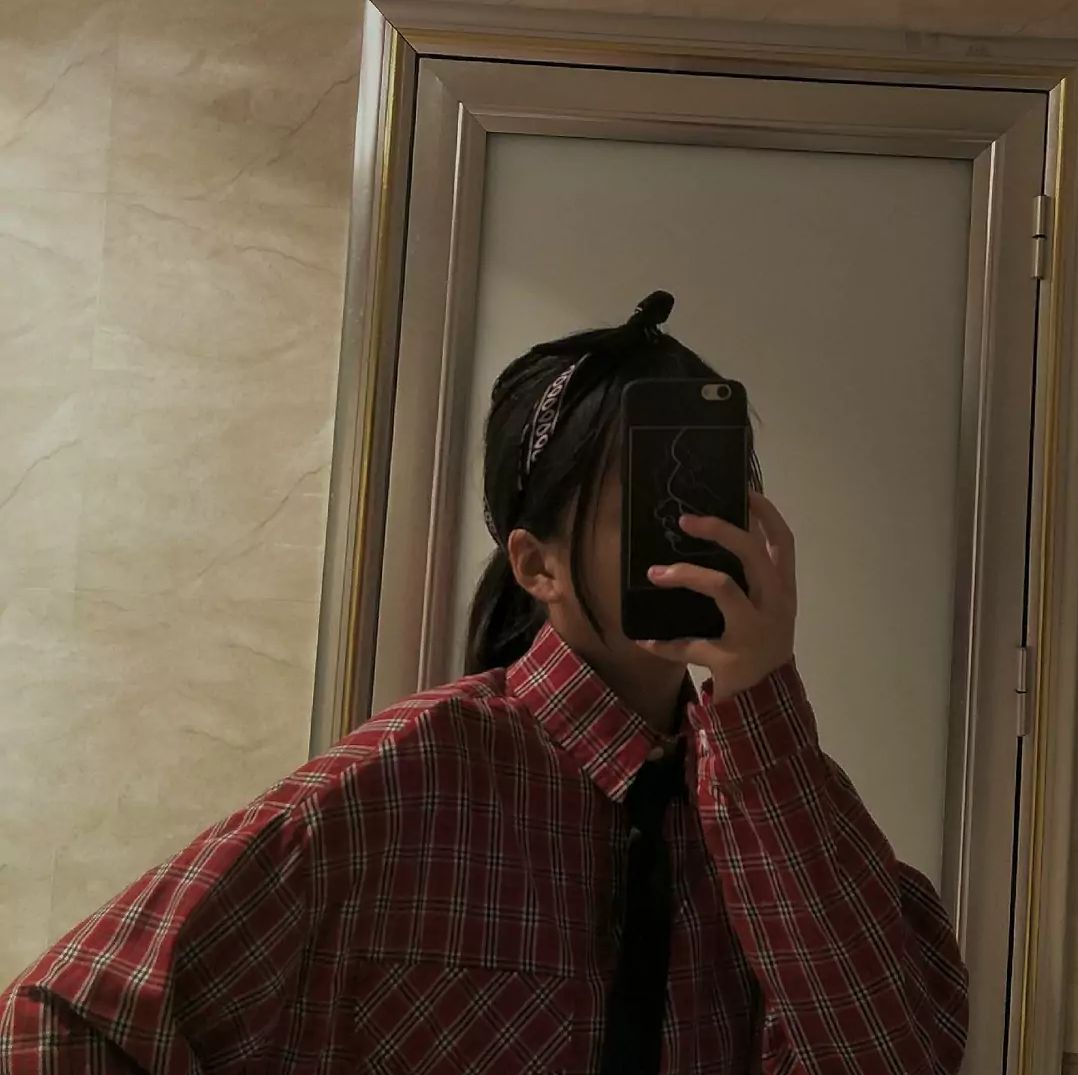 女生头像鸭拿手机