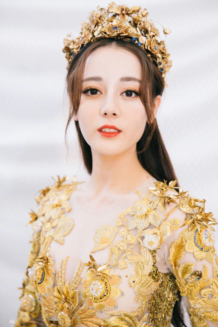 迪丽热巴金鹰女神