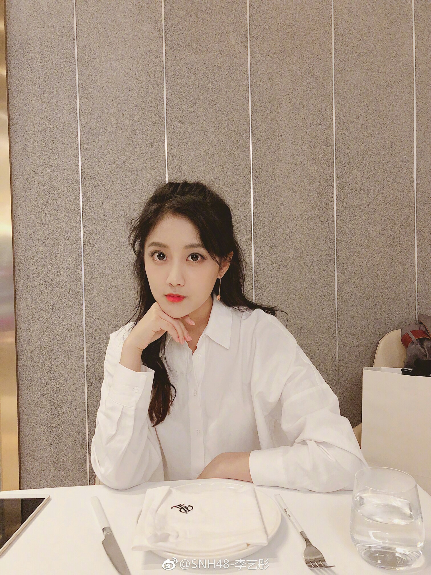 李艺彤 