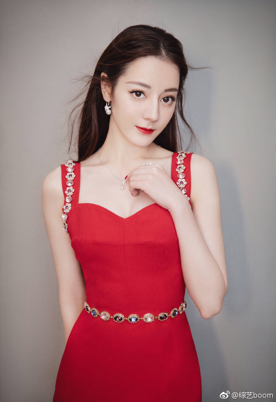 迪丽热巴 观众喜爱的女演员奖##金鹰节颁奖晚会#迪丽热巴 凭借《漂亮