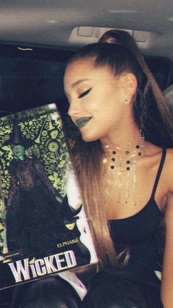 arianagrande a妹出席《wicked》15周年演唱会幕后照