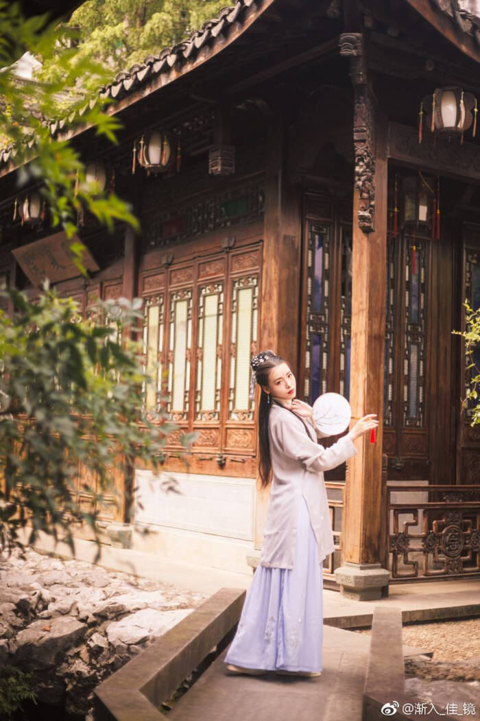 云想衣裳花想容,春风拂槛露华浓-李白