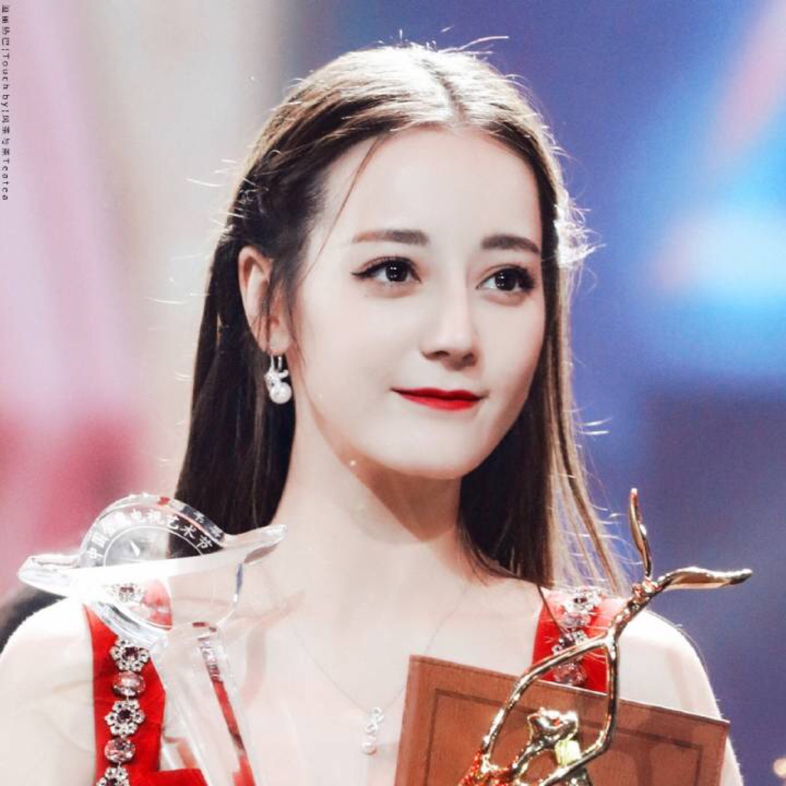 迪丽热巴在韩国颁奖图片