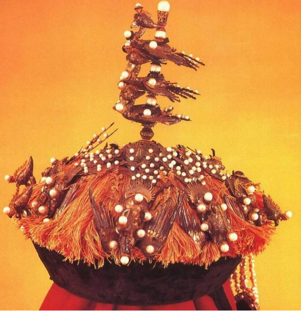 【镶珠宝石青绒风冠】—清——高:30cm.