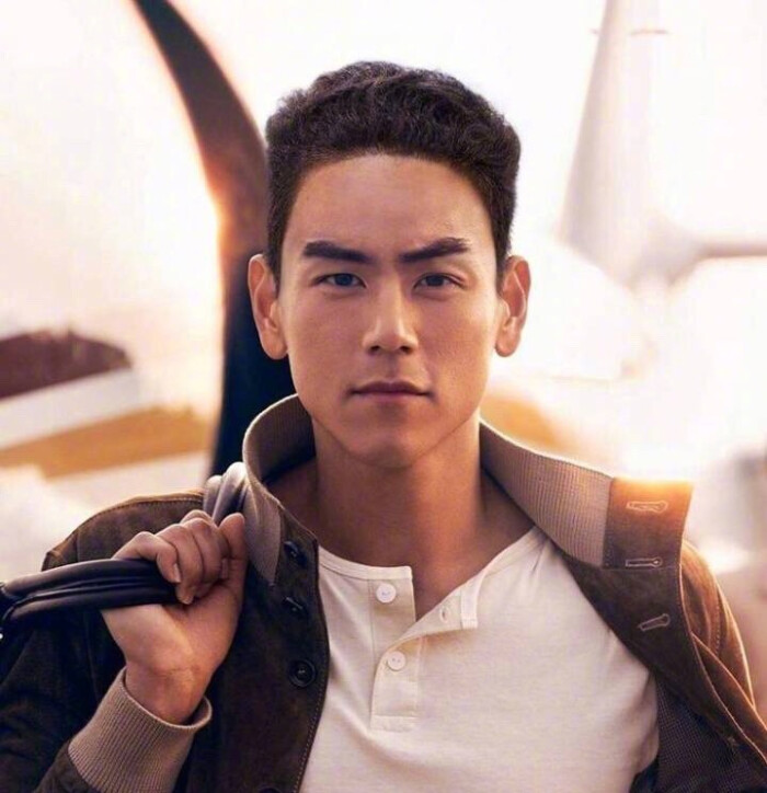 高颜值能不能hold住小吴的眉毛 彭于晏似乎还挺帅的,是因为脸比较大吗