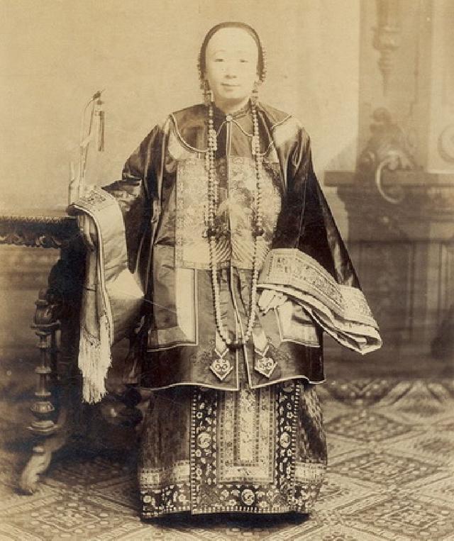 图为清末一位诰命夫人的真实肖像,照片中的这位诰命