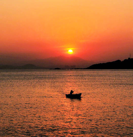 向夕问舟子,前程复几多.湾头正堪泊,淮里足风波.