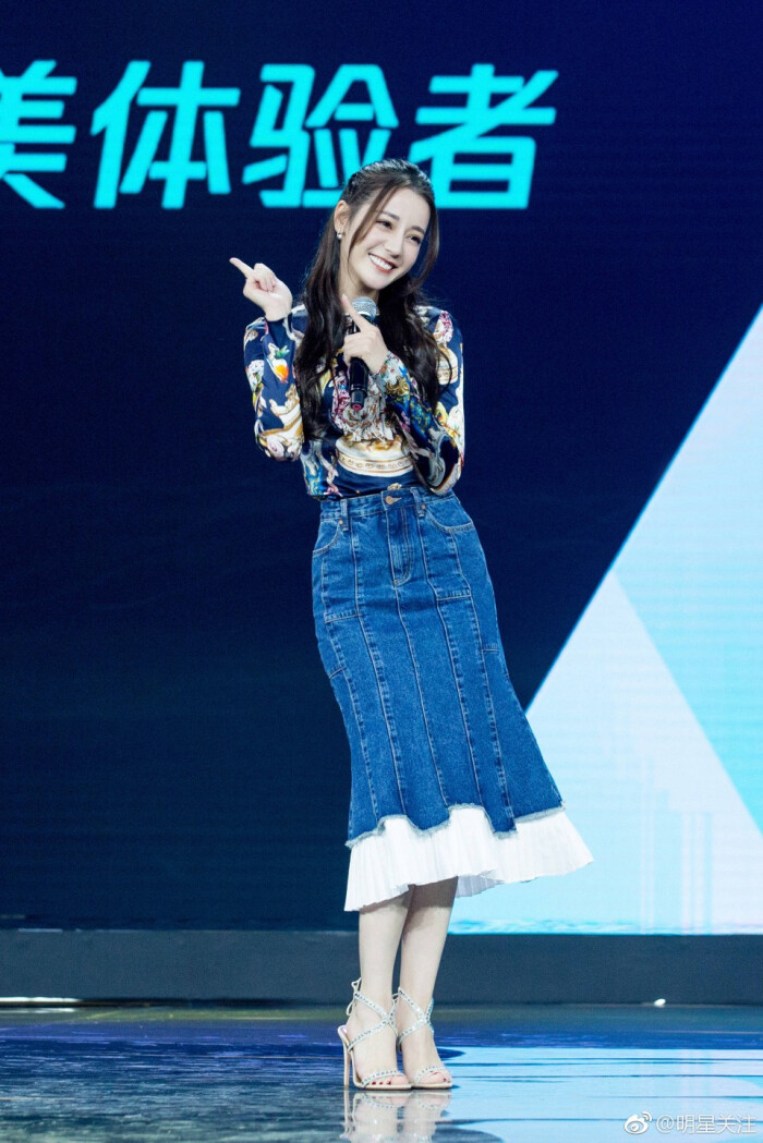 今日份#迪丽热巴#太美了,刺绣上衣搭配牛仔裙,小仙女下凡,在舞台上太