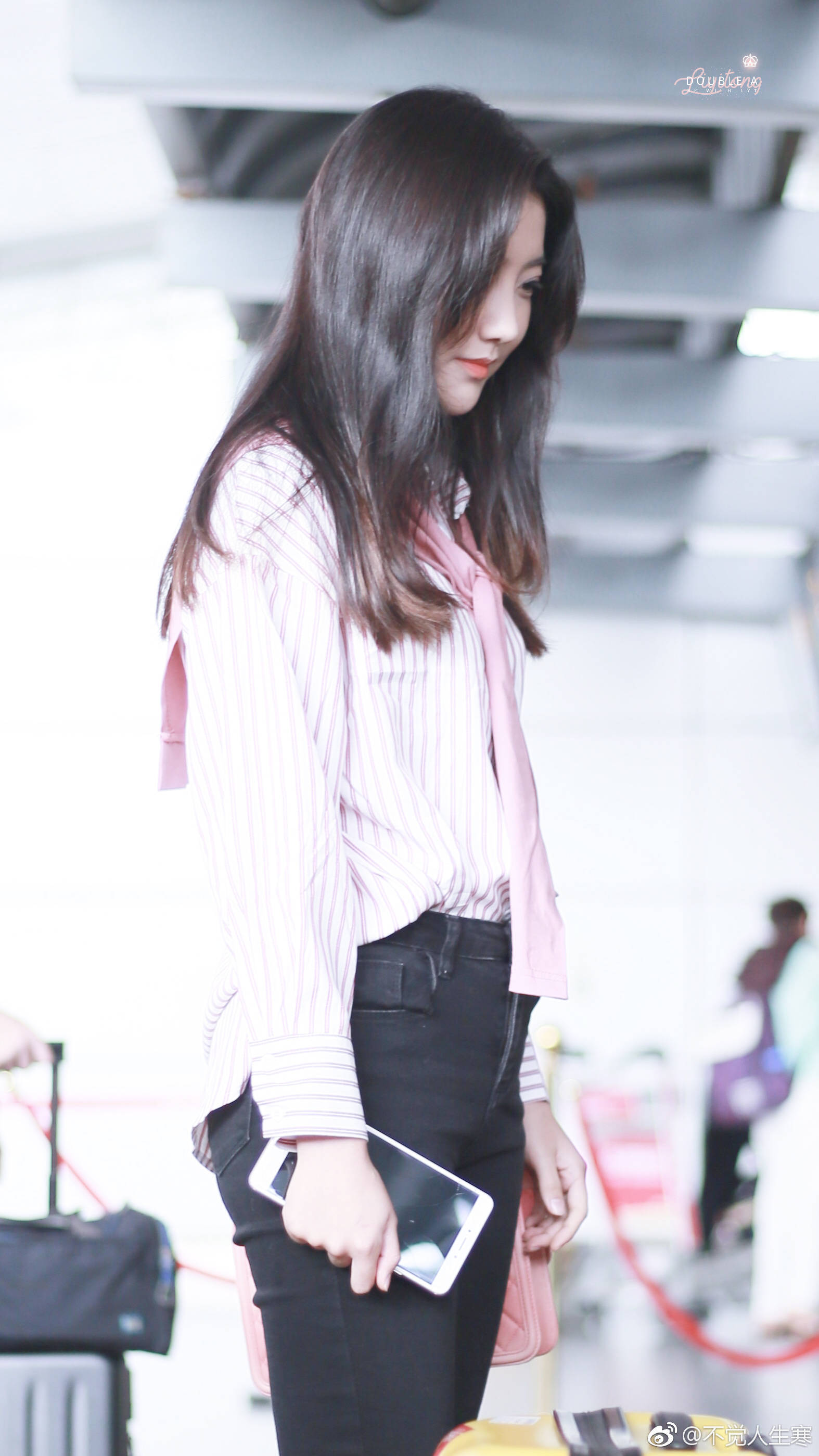 李艺彤 