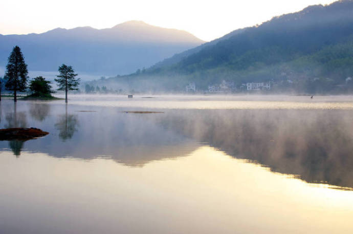 年年陌上生秋草,日日楼中到夕阳.云渺渺,水茫茫.征人归路许多长.