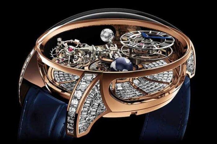 巨大的透明表镜中间有一个十字框架,四端分别是地球,时刻显示表盘