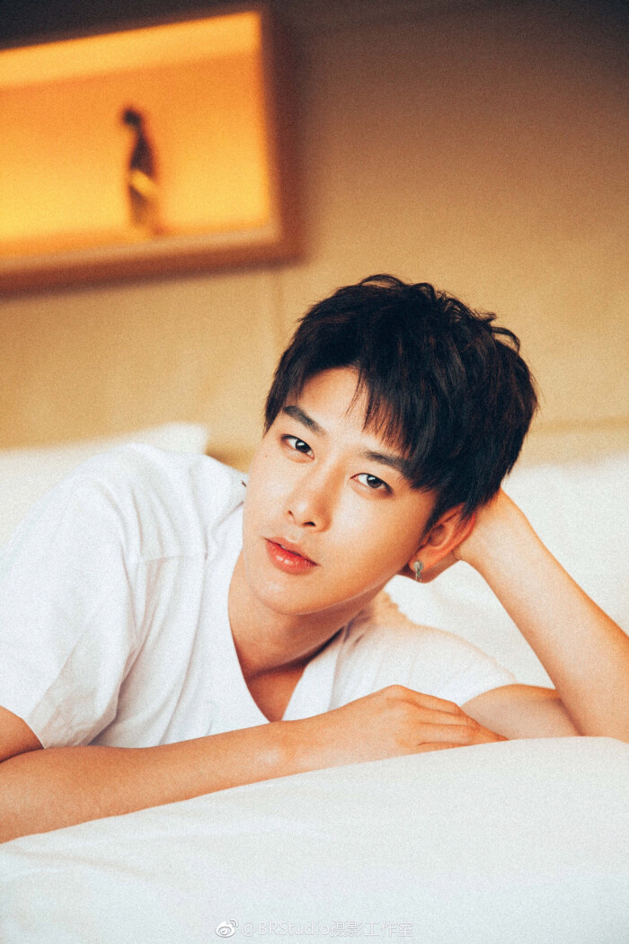 出镜:艺人/周艺轩 #周艺轩# 摄影:brstudio@摄影师小白l #uniq周艺轩