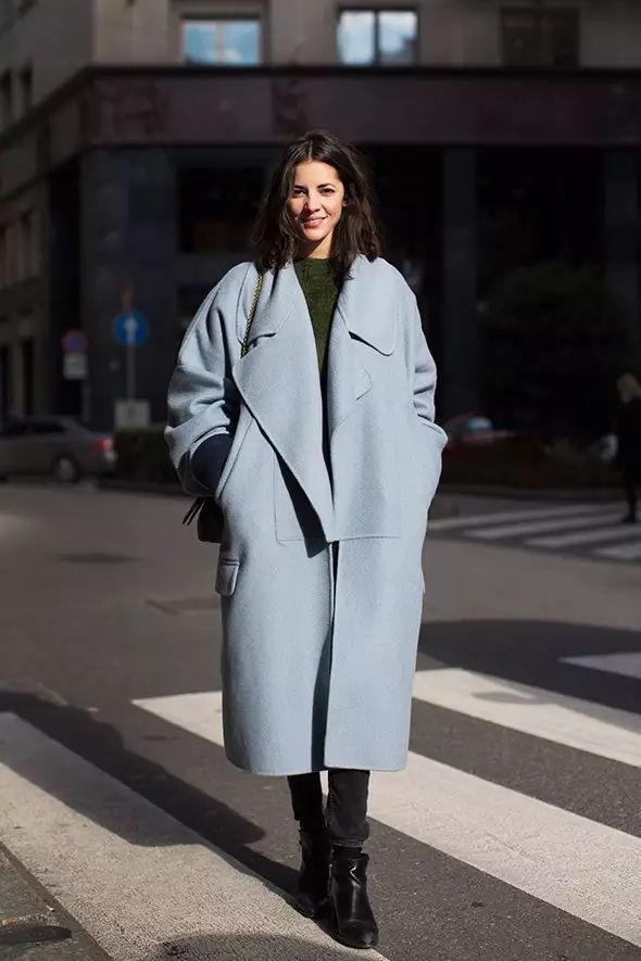 雾霾蓝大衣其实是指这种加入灰色调的淡蓝色,优雅升级更显高级质感
