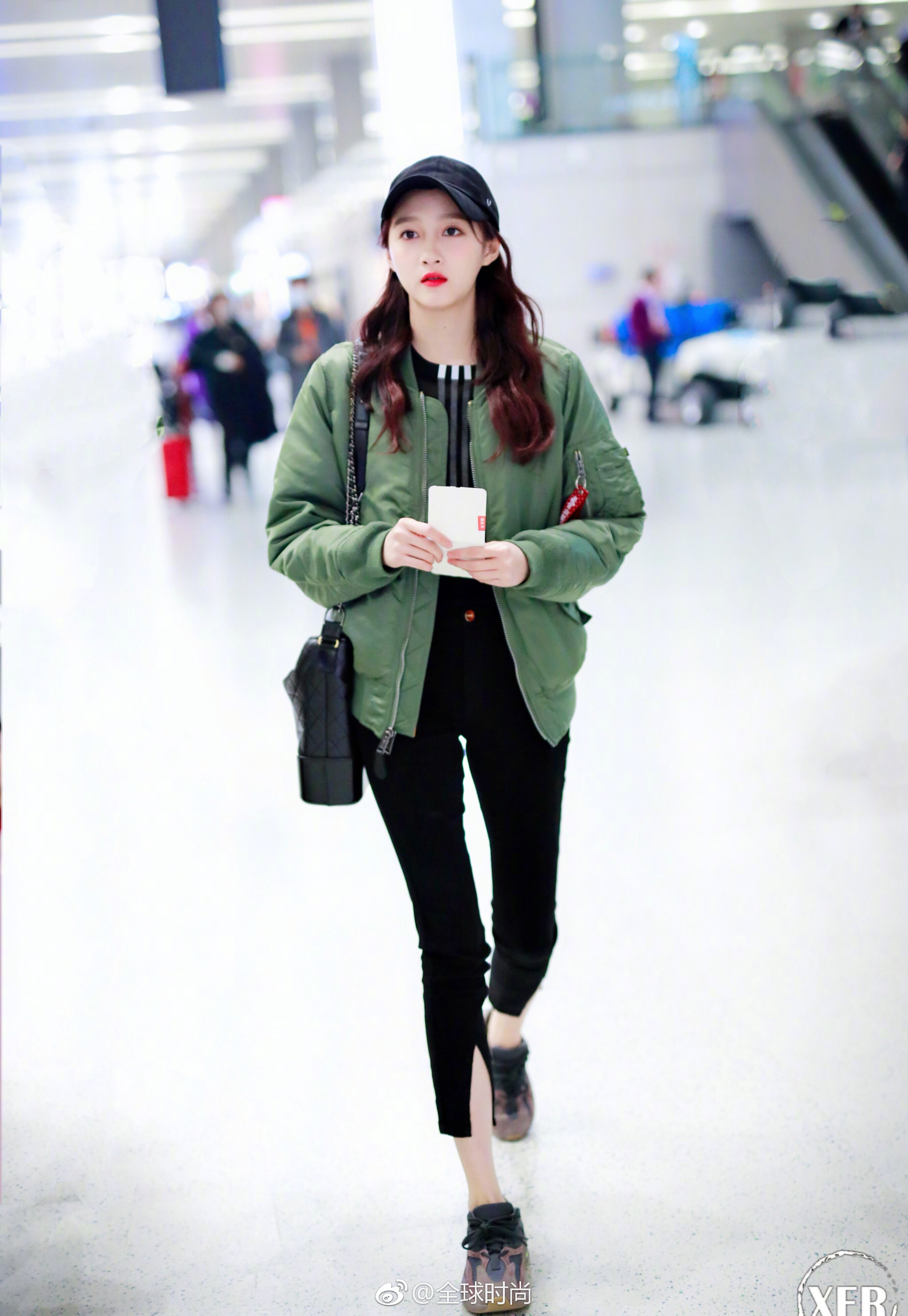 时尚明星关晓彤 近日机场照片,绿色飞行员夹克搭配黑色牛仔裤,这套