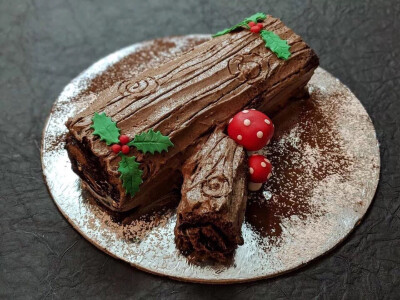 劈柴蛋糕卷,也叫树桩蛋糕卷,这是传统法国人圣诞晚宴的最后一道餐点