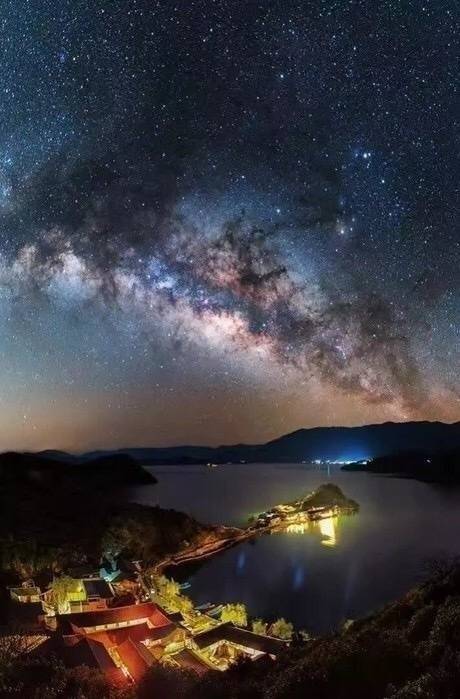 醉后不知天在水,满船清梦压星河.