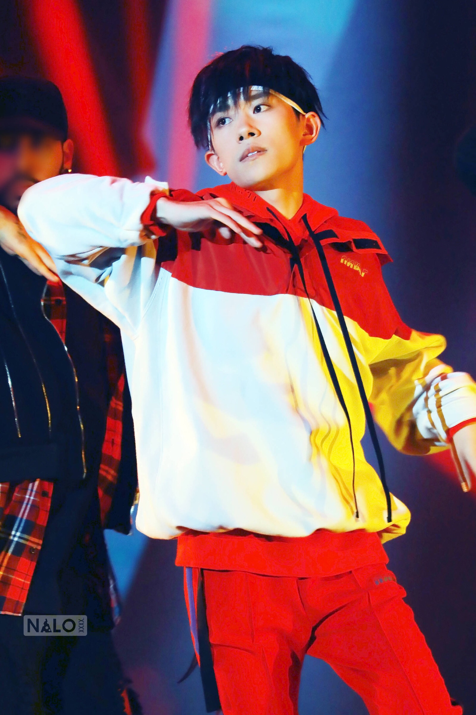 易烊千玺十八岁生日会