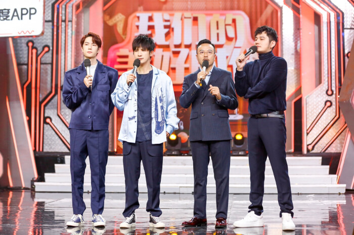 官博更博:#王一博# · #天天向上王一博# 复古大party,即将开场[话筒]
