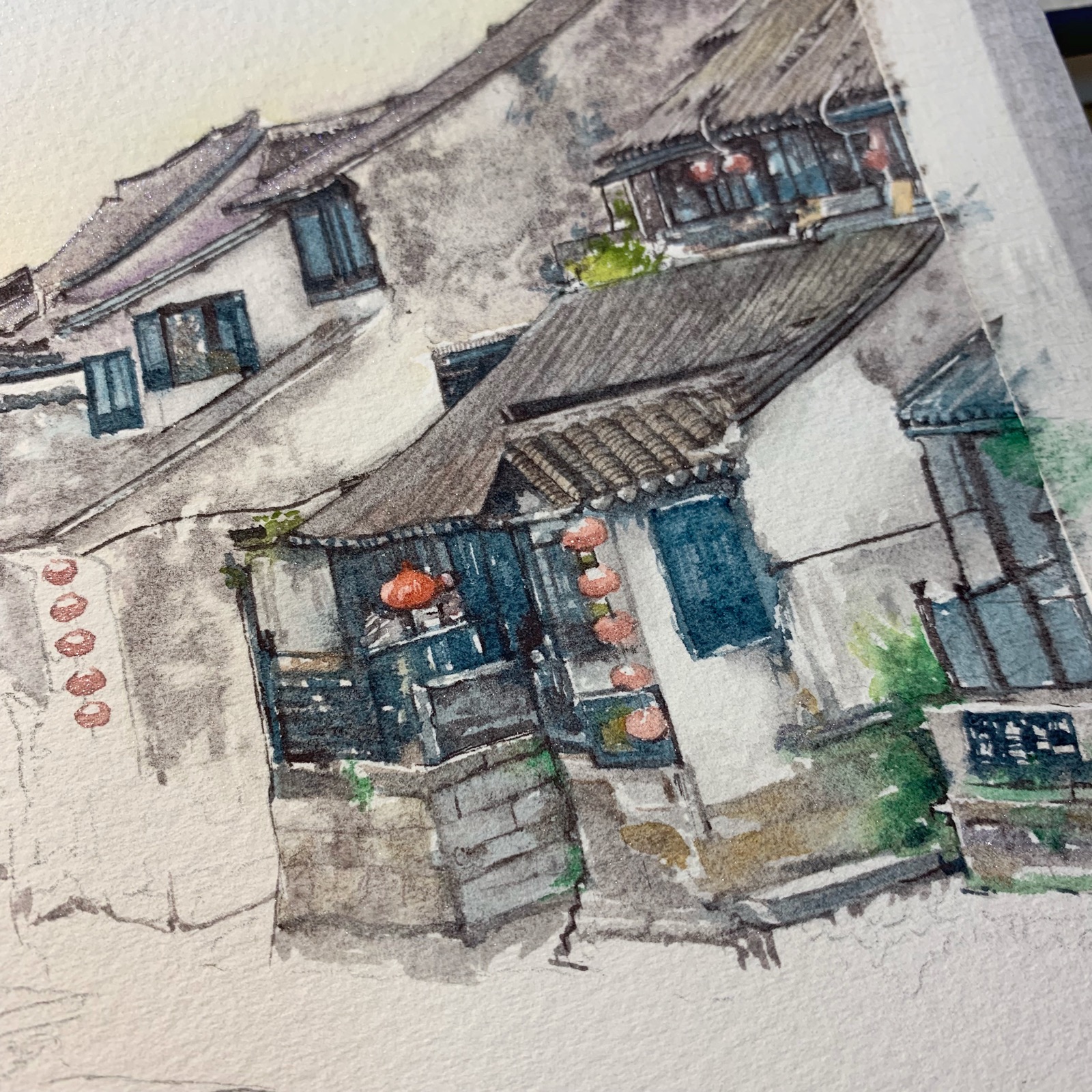 青瓦白墙,河街相邻,微波荡漾,游船画舫缓缓行驶,是苏州山塘街