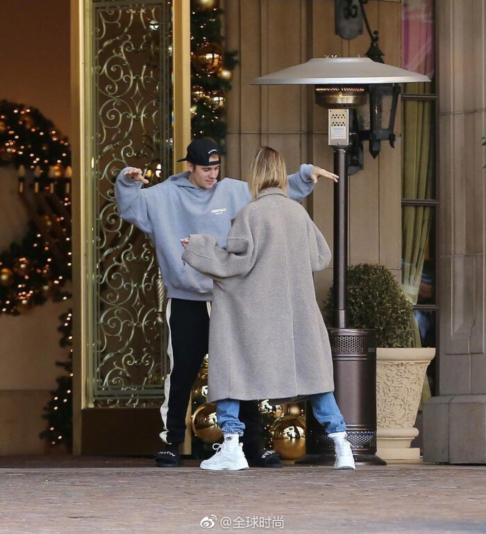justinbieberhaileybaldwin 酒店门口的尬舞,比伯夫妇的日常,看起来好