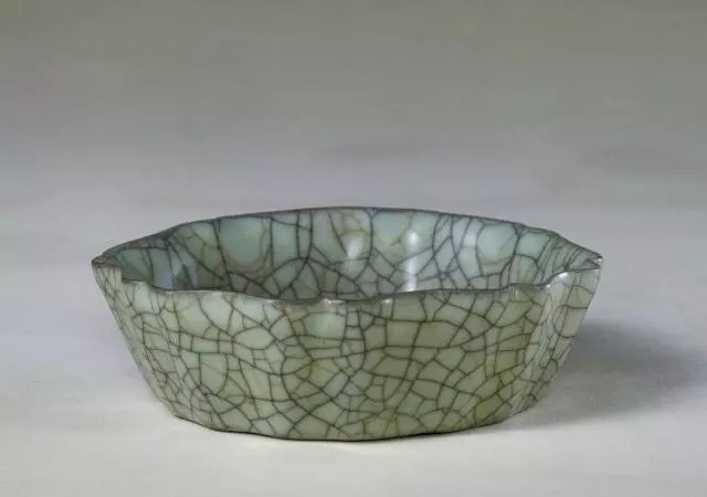 哥窑葵花洗,高3.5cm,口径12cm,足径8.8cm.