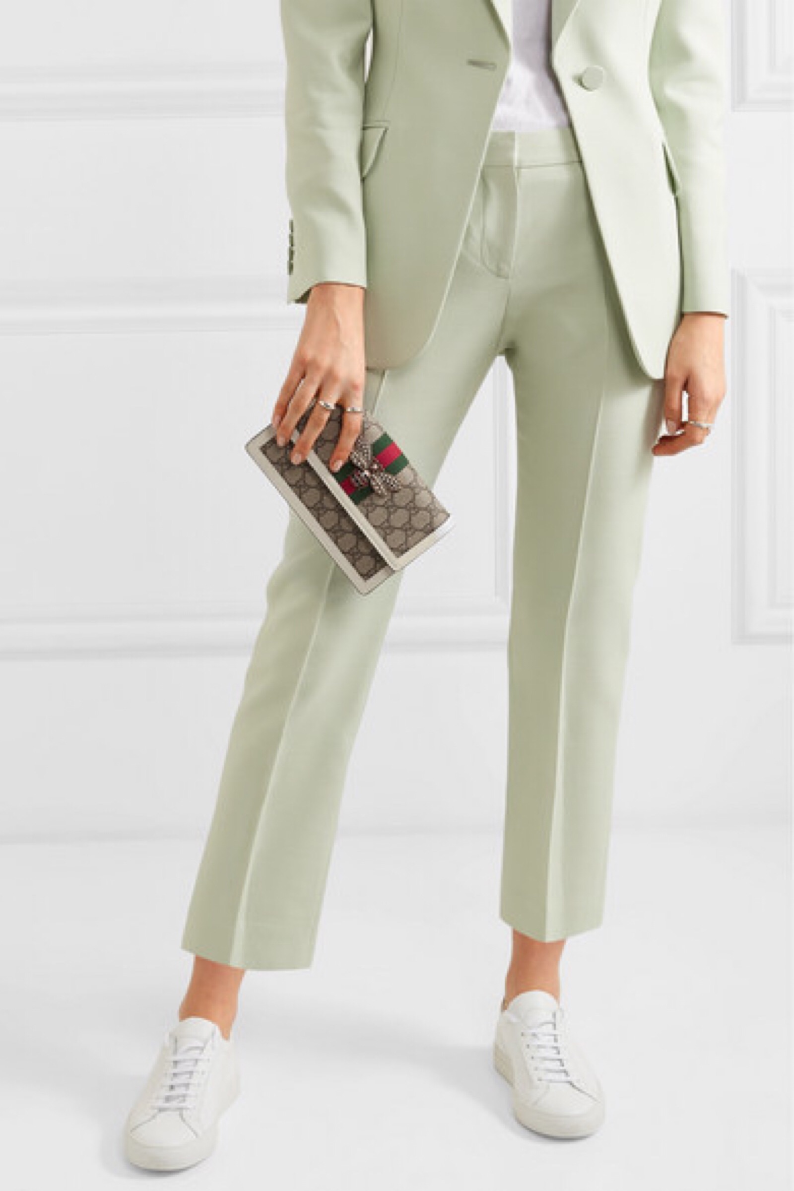 gucci 这款 "queen margaret" 单肩包集品牌三大元素于一身——罗缎