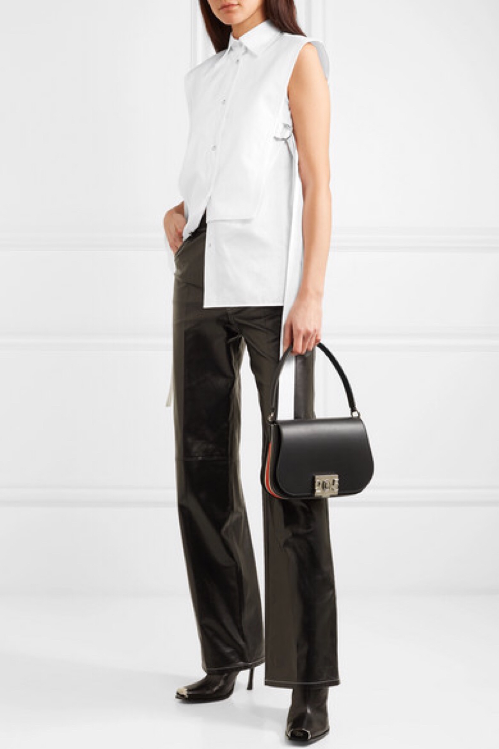 helmut lang 这款无袖衬衫裁自挺括的纯棉府绸,印有亮泽的条纹,并采用