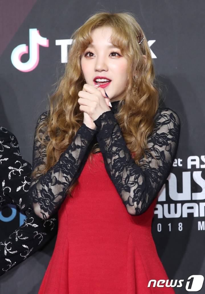 宋雨琦 181210 mama红毯新闻图
