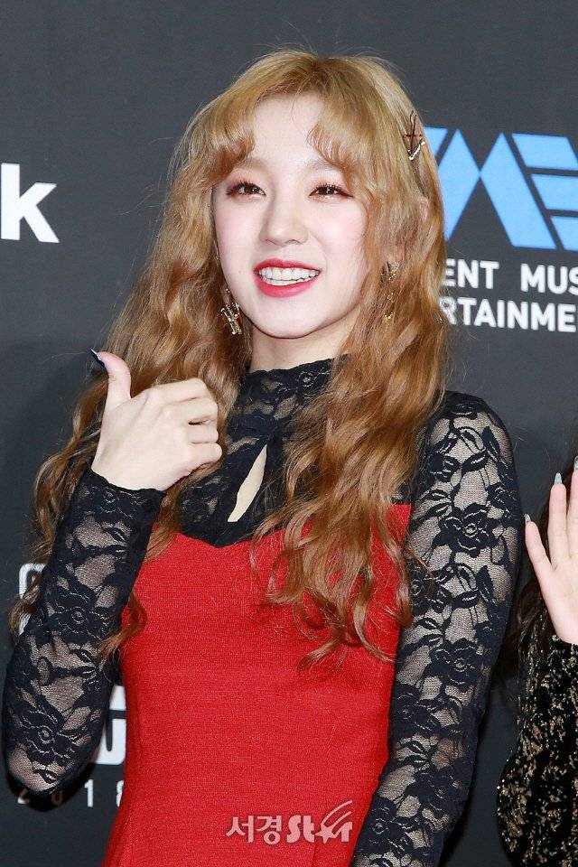 宋雨琦 181210 mama红毯新闻图