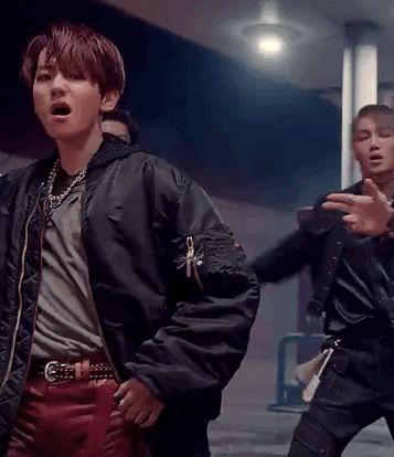 边伯贤 love shot mv gif