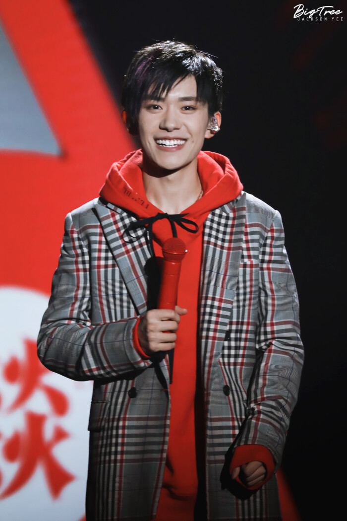 笑得很开心的易烊千玺 千千 易烊千玺 cr.logo