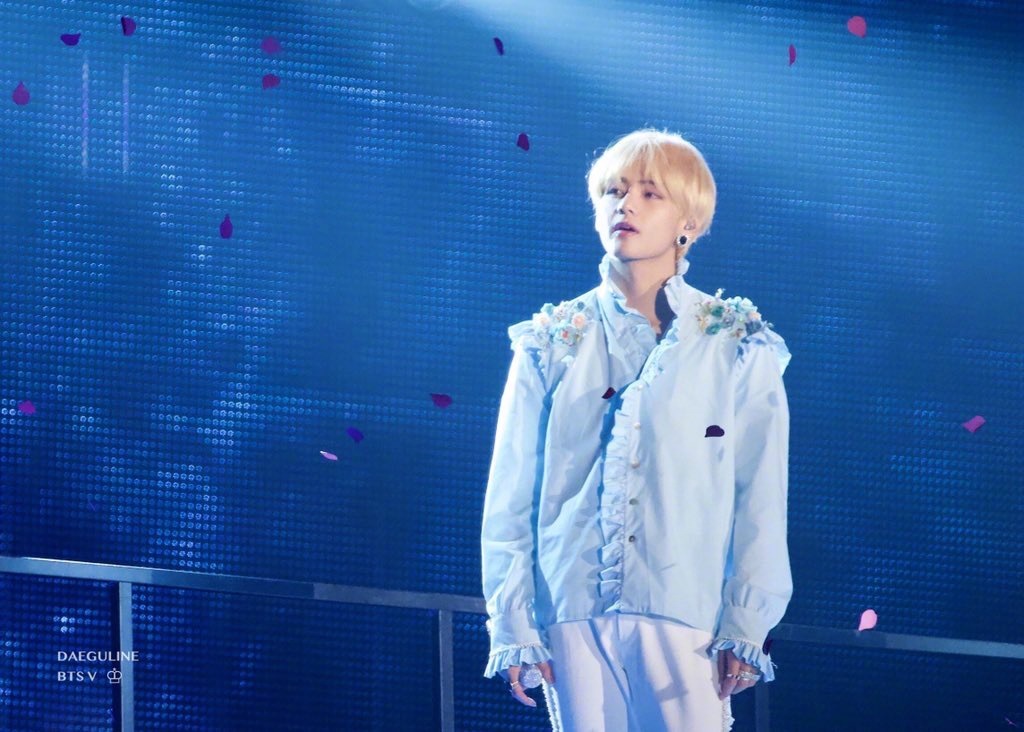 v 金泰亨 bts 防弹少年团 bts world tour "love yourself"演唱会 in