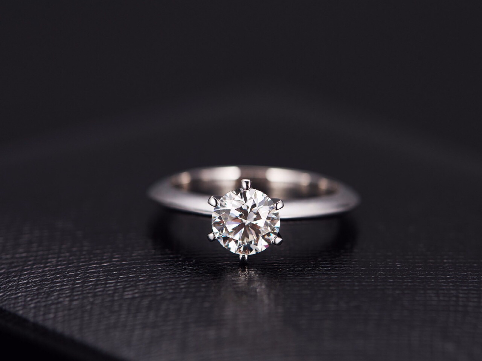 【璇宝】#r0594女戒#六爪镶是皇冠镶法,大气显钻,戴上它寓意对方把你