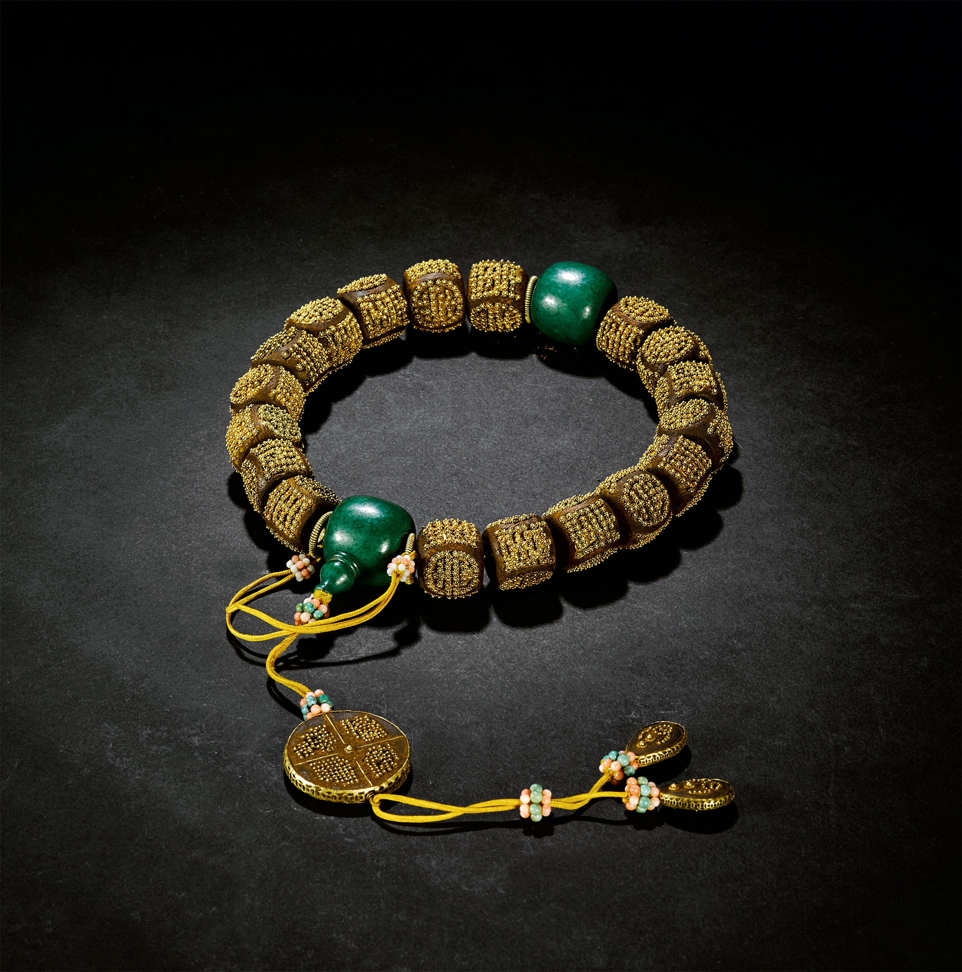 【伽楠镶金粟十八子手串】——手串由十八颗打磨成珠的枷楠香组成,每