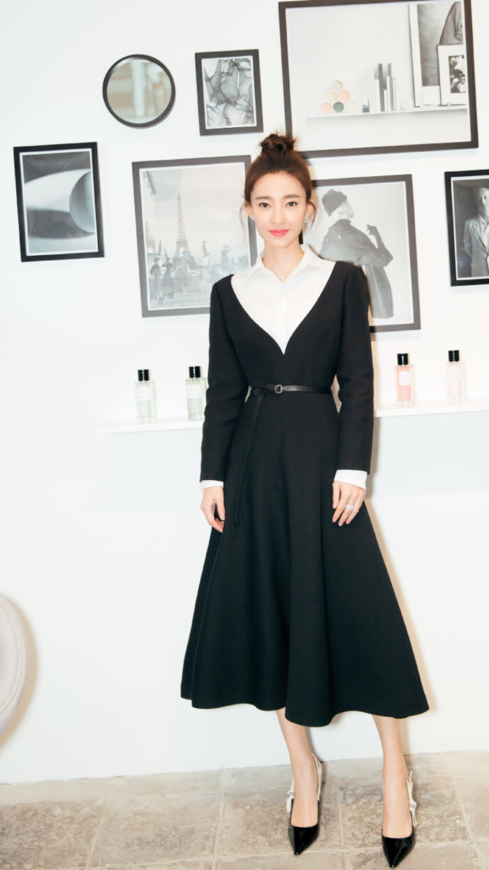 美图系列##王丽坤# 一袭典雅的黑白裙亮相迪奥香氛世家活动!@王丽坤
