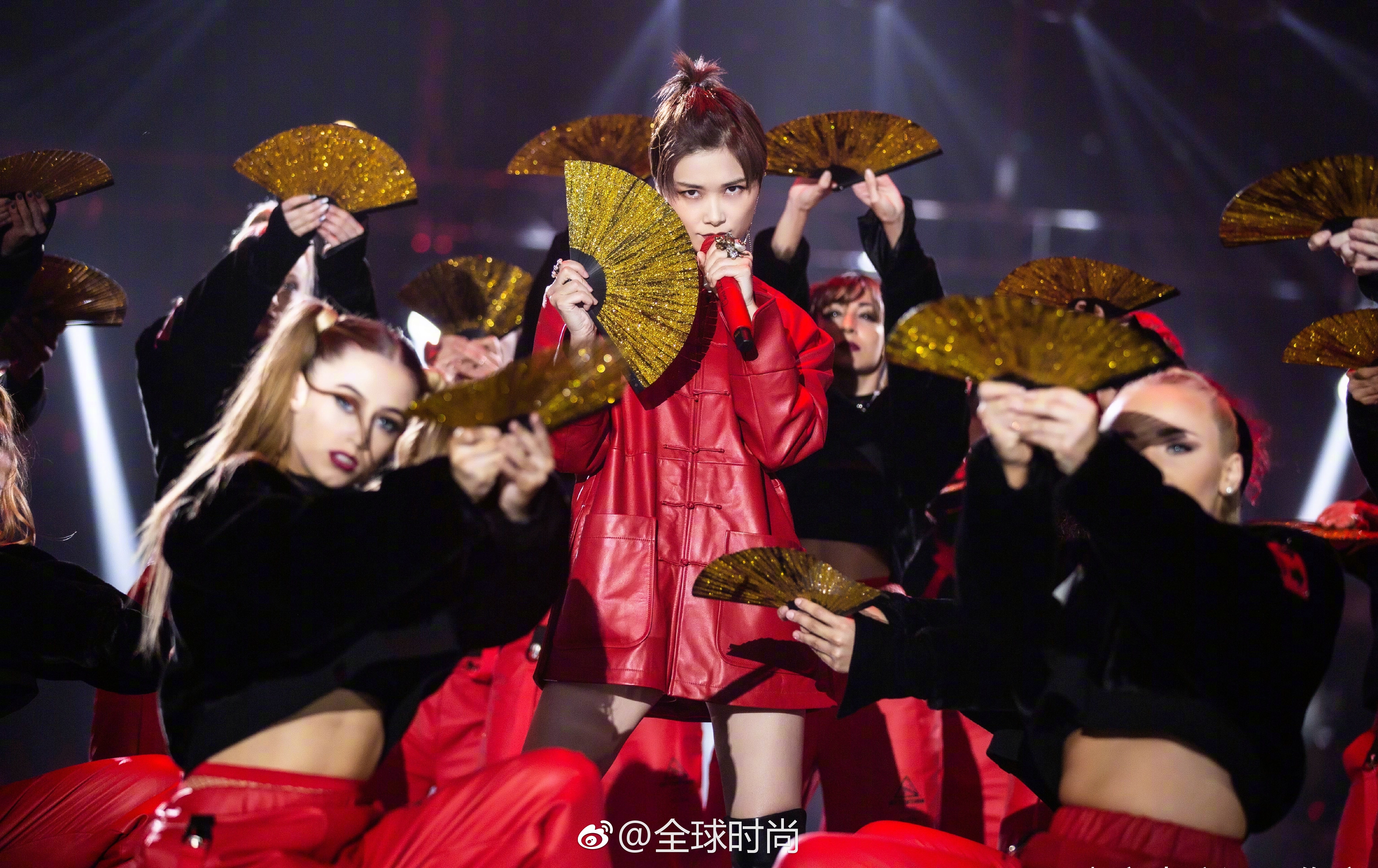 李宇春穿一步裙舞剑#李宇春昨日亮相卫视跨年演唱会,身着alexandrr